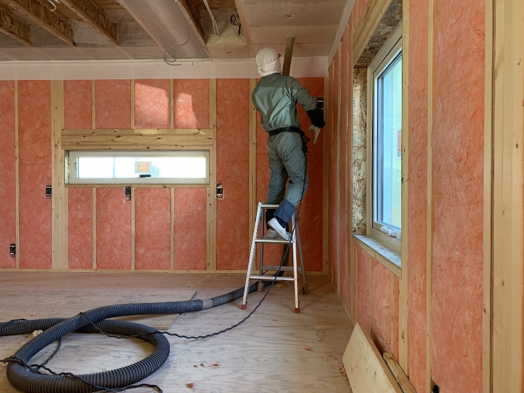 天井に断熱材を吹き込むブローイング工法