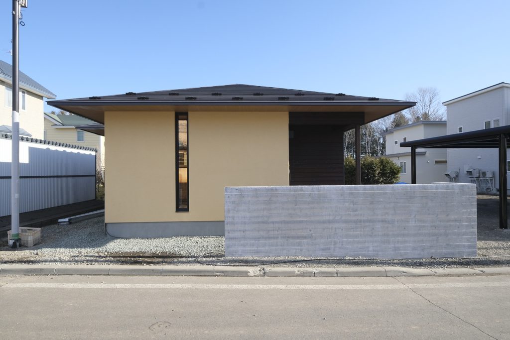 深い軒を設けた十勝の注文住宅